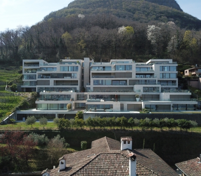 La Residenza Capo San Martino sorge nel prestigioso contesto di Paradiso, alle pendici del Monte San Salvatore.