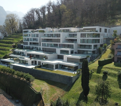 Nel contesto residenziale di Paradiso, caratterizzato dalla rigogliosa vegetazione, tranquillità e da una vista lago tra le più belle del Canton Ticino, sorge la Residenza Capo San Martino.