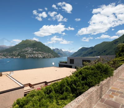 La residenza si trova solamente a 1 km dal centro di Lugano. Si tratta di una posizione molto strategica anche grazie al comodo accesso allo svincolo autostradale di Lugano Sud.